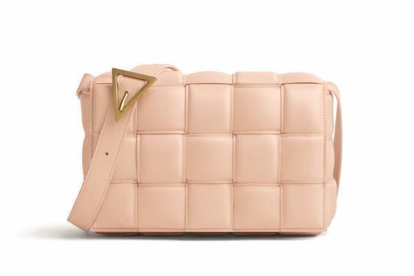 ボッテガ・ヴェネタ「パデッド カセット」バッグ新色、パステルカラー＆パイソンプリントなど