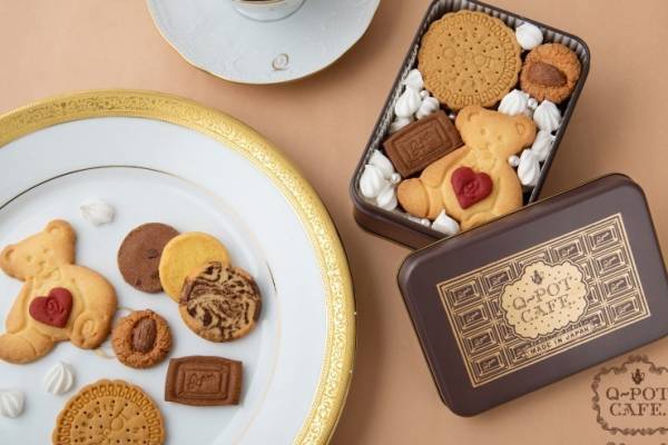 Q-pot CAFE.の“まるで宝石”クッキー缶、ビターな“板チョコ”デザインの新パッケージで