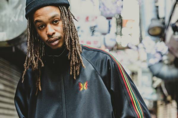 ニードルズ“ラスタ・カラー”のビームス別注トラックジャケット＆パンツ、赤・黄・緑の蝶モチーフ