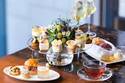 フォーシーズンズホテル京都“花とハチミツ”のアフタヌーンティー、花びらを飾ったムースなど