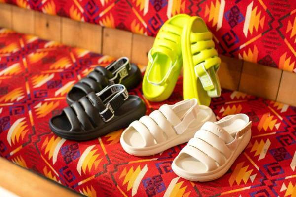 UGG×アトモス“ぷっくり”フォルムの新作サンダル、厚底ソールでスタイルアップ&室内履きにも