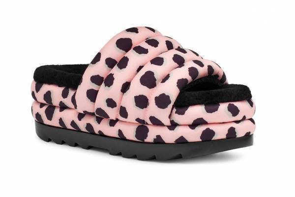 アグ新作"厚底"サンダル、ボリューミーなパフデザインやふわふわファーのクロスアッパー