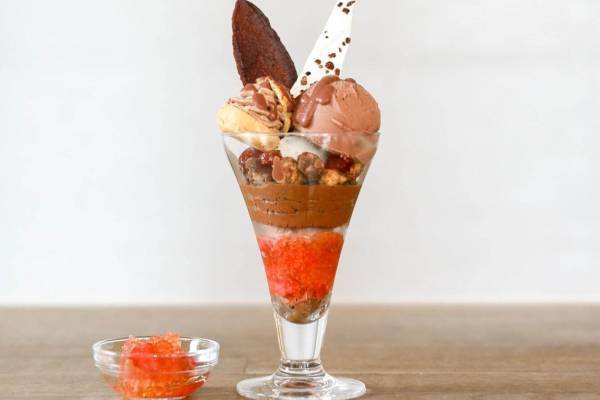 ミニマル 富ヶ谷本店の春限定チョコレートパフェ、バジル香る“女峰”のいちごゼリーを合わせて