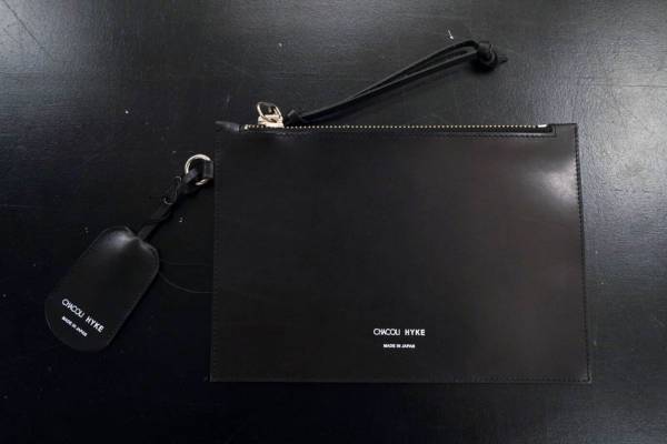 ハイク×チャコリの新作フラットポーチ、上質ブラックレザー＆ロゴ入りキーケース付き
