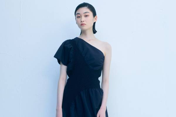 イッセイ ミヤケ新作"さざ波"が立つアシンメトリーのドレス&パンツ、爽やかパープルなどで