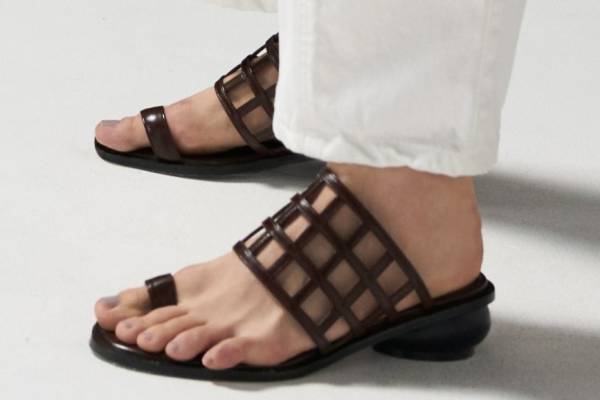 アキラナカ新作サンダル、障子の"格子"を表現した光沢レザーアッパー×球体ヒール