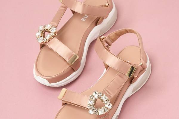 プラス ダイアナから"クリスタルビジュー"が煌めく新作サンダル、華やかピンクやベージュ