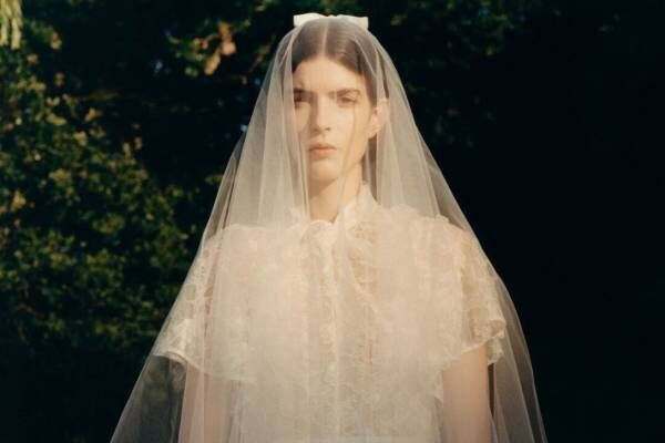 アーデムのブライダルライン ホワイトコレクション 誕生 オーガンザの花咲くウエディングドレスなど 22年4月1日 ウーマンエキサイト 1 2