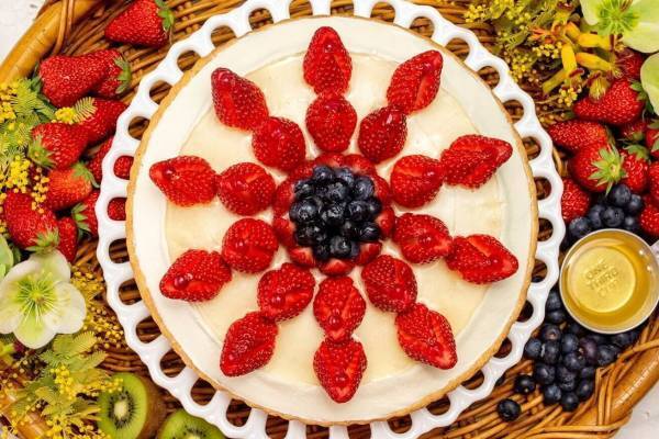 キル フェ ボン、ハチミツソースたっぷり“ショートケーキ”風タルト浜松店限定発売