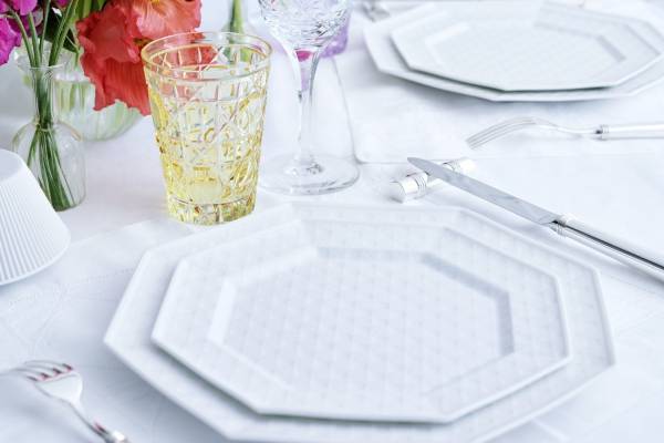 ディオール メゾン「カナージュ」の新作テーブルウェア、白磁のプレートやティーセット