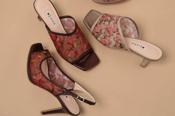 ダイアナ「絵画シリーズ」新作、ミュシャ＆伊藤若冲の“名画モチーフ”ミュールやサンダル