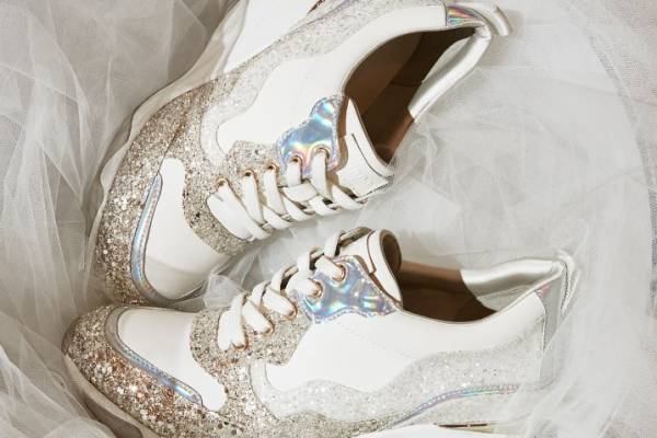 プラス ダイアナ“ウェディングドレスに合う”ヒールアップスニーカー誕生、抜群の履き心地で