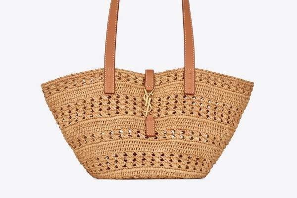 サンローラン新作ラフィアバッグ、華やか“メタルロゴ”が輝くトートやショルダー