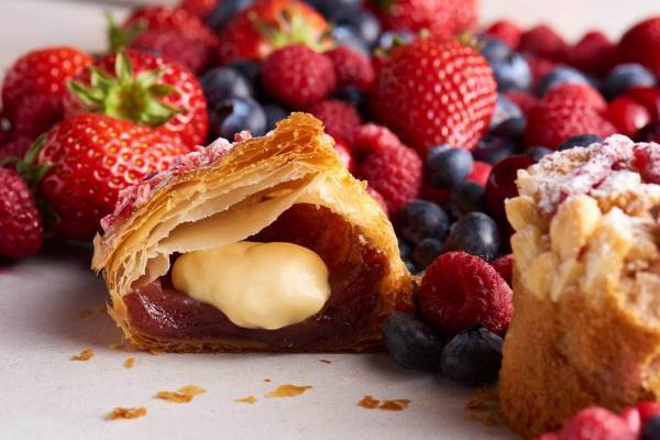 RINGOの限定パイ「焼きたてカスタードパイ ミックスベリー」4種のベリー×たっぷりカスタード
