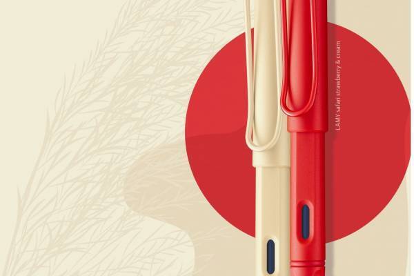 ドイツ筆記具「ラミー サファリ」に、鮮やかストロベリー & まろやかクリーム色のボールペン