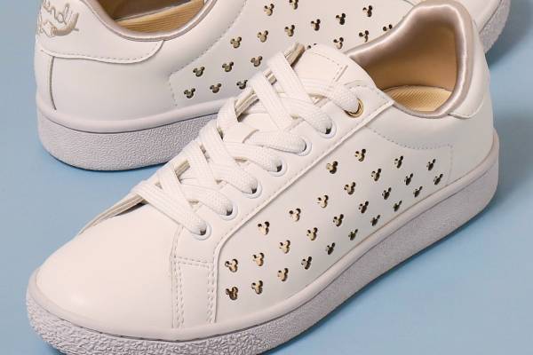 プラス ダイアナ「ディズニー」新作スニーカー、“ミッキー”型パンチング×輝くゴールドのアッパー