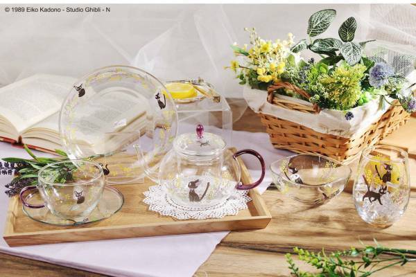 スタジオジブリ作品『魔女の宅急便』ジジのガラス食器、ラベンダー＆ミモザを添えたグラスや皿など