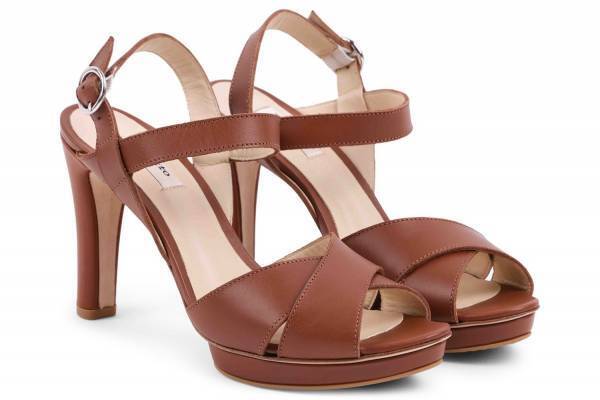 レペット“サファリルック”着想の新作サンダル、大地を思わせるブラウンレザーサンダルやミュール