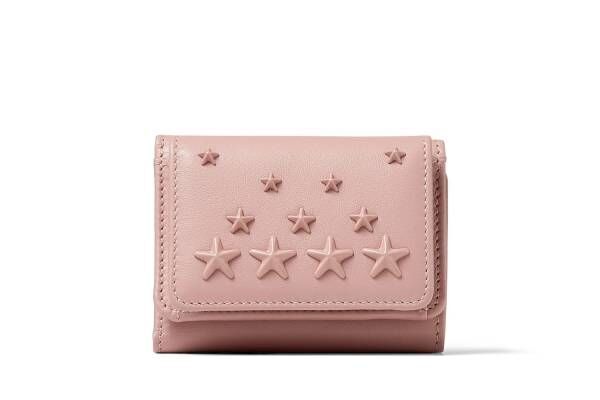 ジミー チュウ22年夏の新作スモールレザーグッズ、スタースタッズ×桜ピンクの二つ折り財布やミニ財布