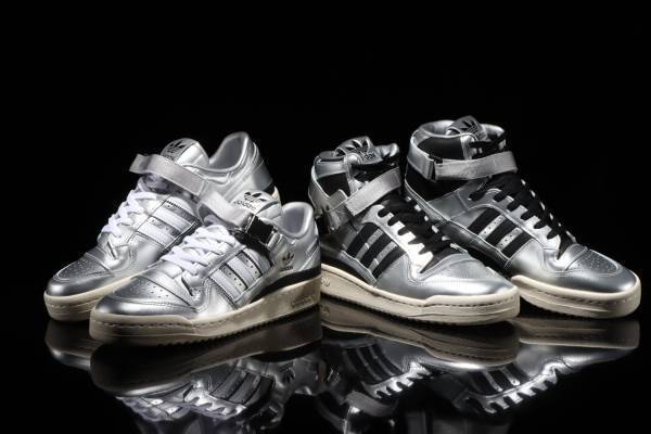 アディダス オリジナルス“メタルパーツ付き”スニーカー、レコードボックス着想のシルバーアッパー