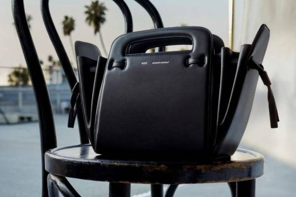 アミ パリス新作「アコーディオン」アコーディオン着想“蛇腹”デザインの新シグネチャーバッグ