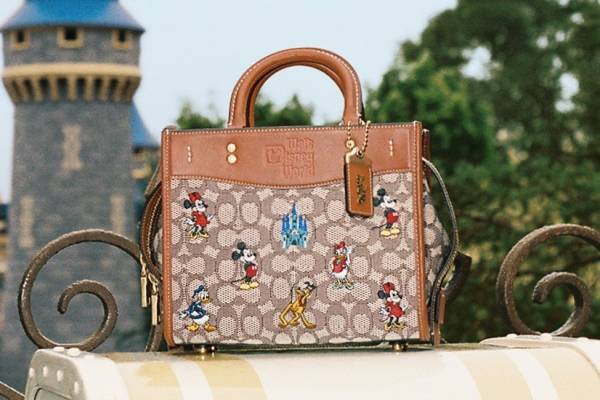 コーチ「ディズニー」バッグにシンデレラ城やキャラクターを刺繍、ミッキーマウス型コインケースも