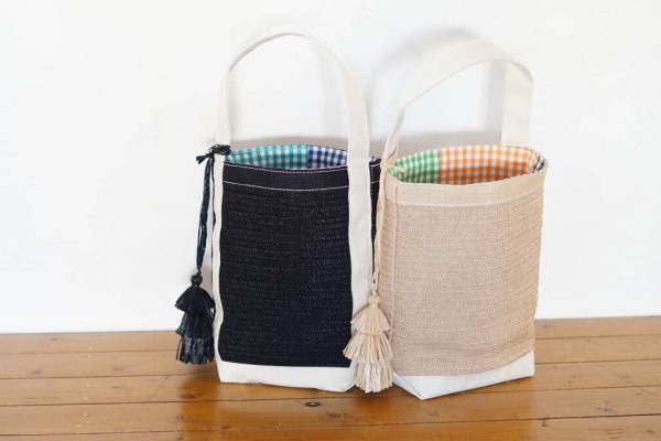 タオ×テンベア“タッセル付き”バゲットトートバッグ、内側に4色のギンガムチェックを使用