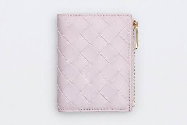 ボッテガ・ヴェネタの新作財布＆トートバッグ、“パステル”トーンのレモンやグレープ色