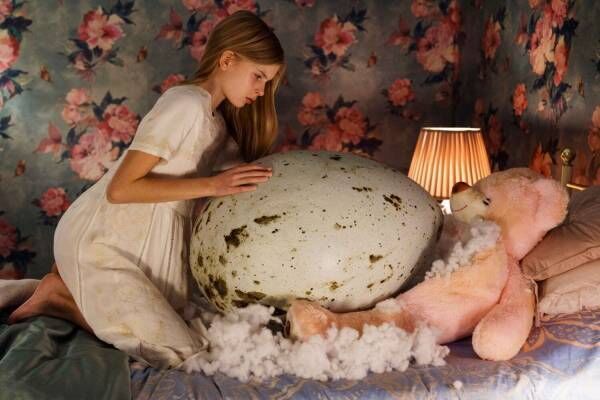 北欧発のホラー映画『ハッチング―孵化―』抑圧された少女の狂気、“卵の孵化”が生み出す戦慄の悪夢