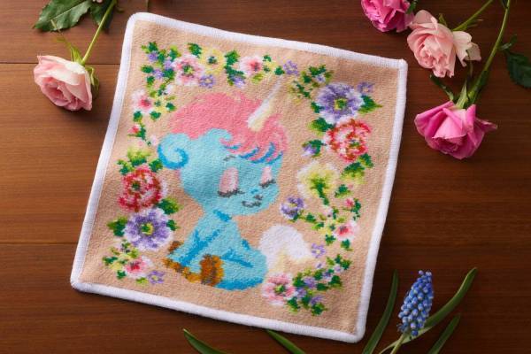 フェイラーから手塚治虫「ユニコ・ピノコ」モチーフのハンカチ、カラフルなシュニール織で