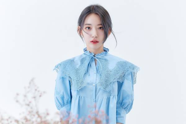 リリー ブラウン×宮脇咲良のコラボワンピース、レースの襟＆パフスリーブを配したフレアシルエット