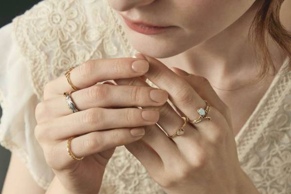 アガットの新作ジュエリー「ディアーズ」2つを重ねることで新たなモチーフが現れるパルネリング