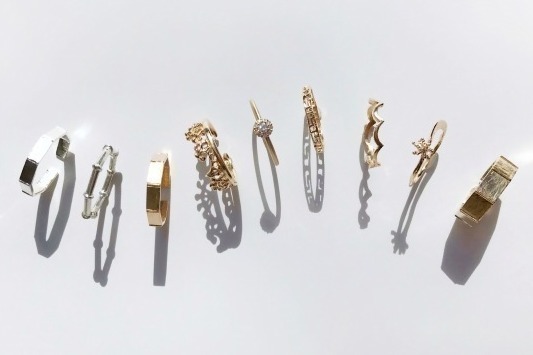 カオル"幸運をもたらす"八角形リングを含む限定セット、大丸神戸の期間限定ストアで