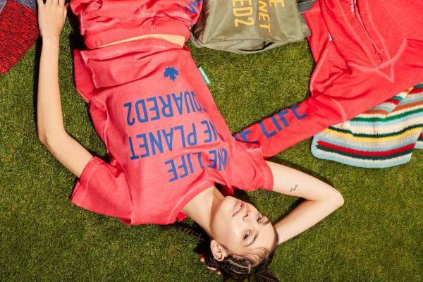 ディースクエアードのカラフル&レトロな新作ロゴTシャツ、快適ストレッチデニムのパンツも