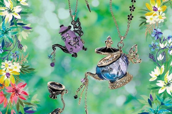 アナ スイ「ティーパーティー」の新作アクセサリー、蝶モチーフを飾った“ティーポット”ネックレスなど