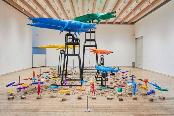 現代美術家・タムラサトルの個展が国立新美術館で - 代表作「まわるワニ」をインスタレーションで展開