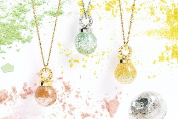 アンテプリマ22年夏アクセサリー、きらきらと輝く箔＆花モチーフ入り透明感ネックレス＆リング