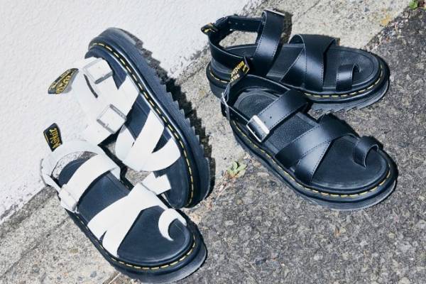 ドクターマーチンの厚底サンダル「エイブリー」トングデザイン×クロスベルト、ローズ バッド限定で