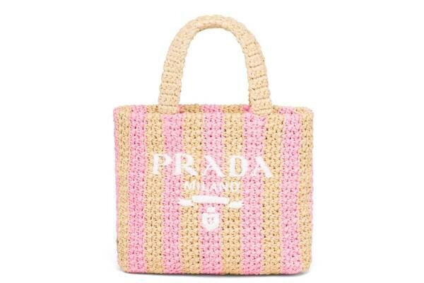 プラダ22年初夏の新作アイテム、手編みのラフィアバッグ＆トライアングルロゴを配した厚底サンダル