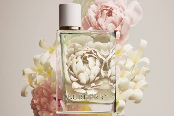 「バーバリー ハー」22年夏フレグランス、"ピオニーやローズ”が花開くフェミニンな香り