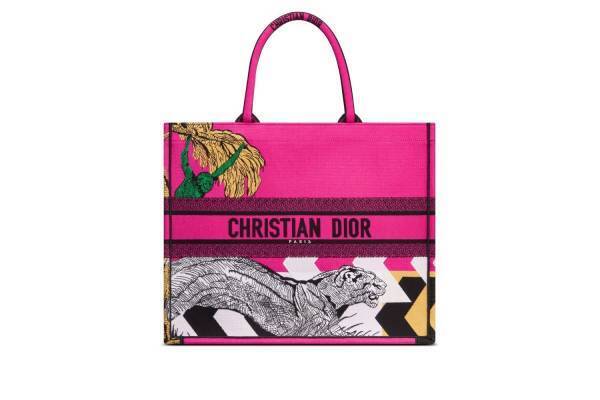 「ディオール シェモワ」花モチーフの「ディオール ブックトート」バッグ＆星座を描くスカーフなど