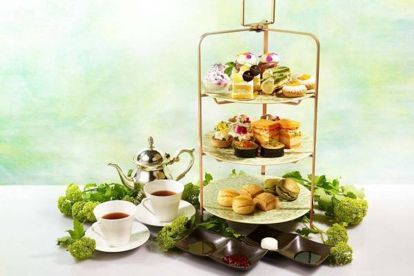 シャングリ・ラ 東京の初夏アフタヌーンティー、“京都の一番茶使用”マンゴー抹茶タルトなど