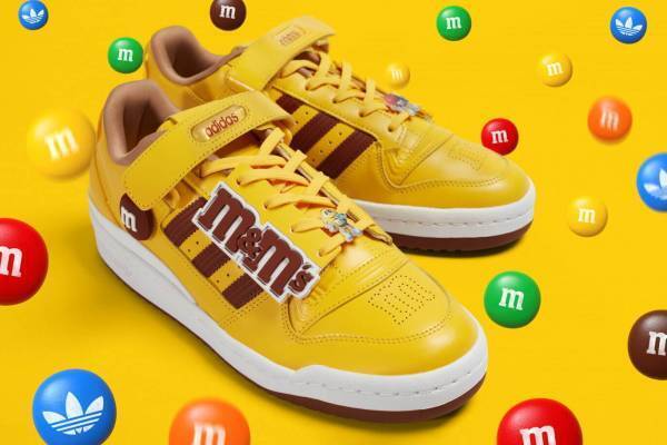 アディダス オリジナルス×M&M'S“チョコパッケージ”がスニーカーに？！カラフルなチョコパーツ付き