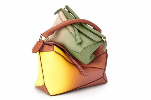 ロエベ「パウラズイビザ」“グラデカラー”のバッグ＆“カクテル”モチーフのミニ財布など