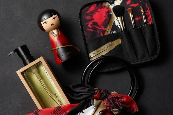 シュウ ウエムラNo.1クレンジング オイル“ブナの木”デザインに、和デザインのメイクキットも