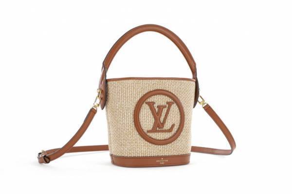 ルイ・ヴィトン“大ぶりなLVロゴパッチ”のラフィア風バッグ、ビーチバッグ＆バケツバッグをイメージ