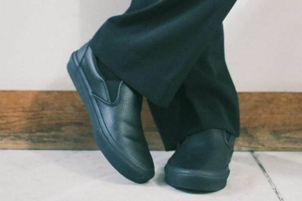 VANS凹凸感シボレザーの「スリッポン」“ドレスシューズ風”の新ユニセックススニーカー