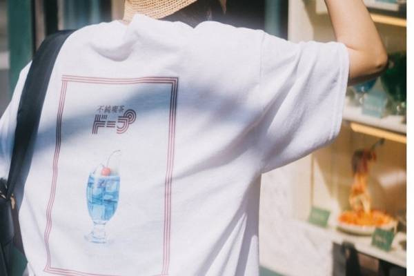 「不純喫茶ドープ」フリークスストアとコラボTシャツ、昭和レトロなクリームソーダ＆ナポリタン柄