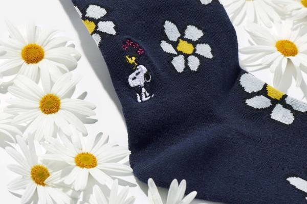 シックストックス「ピーナッツ」の新作フラワー靴下、スヌーピー＆ウッドストック刺繍を施して