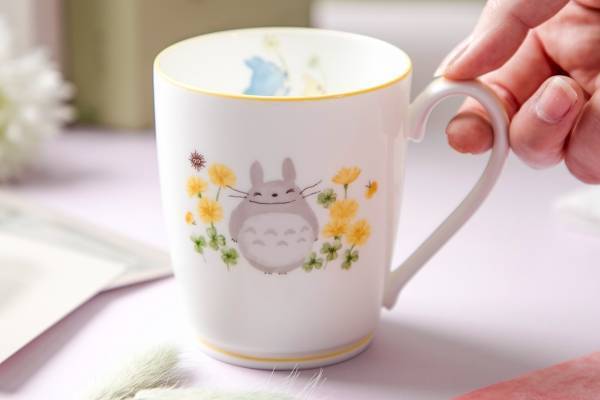 スタジオジブリ作品「となりのトトロ」のノリタケ製マグカップ、水彩タッチのトトロ＆ネコバス